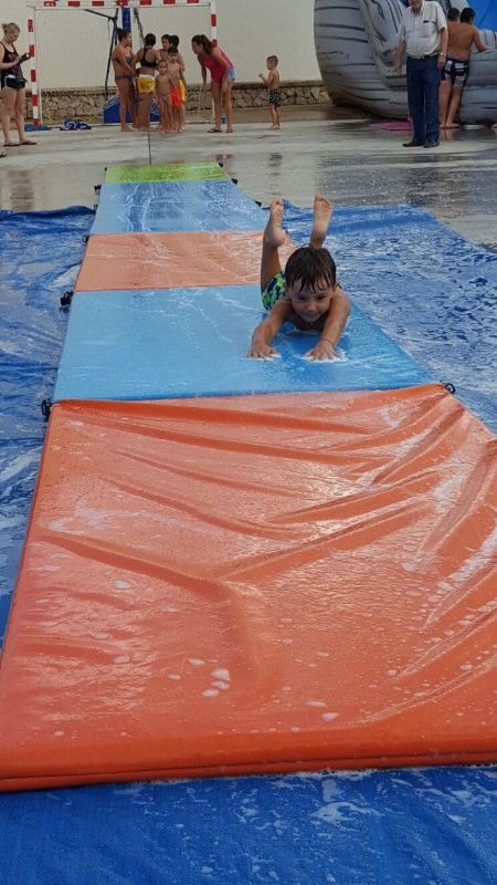 Fiesta de agua y castillos acuáticos en Mallorca para comuniones, fiestas de ayuntamiento y fiestas infantiles. Alquiler de tatamis, catapulta de agua, cañón de espuma y castillos hinchables acuáticos.