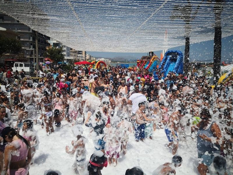 Fiesta de agua y castillos acuáticos en Mallorca para comuniones, fiestas de ayuntamiento y fiestas infantiles. Alquiler de tatamis, catapulta de agua, cañón de espuma y castillos hinchables acuáticos.